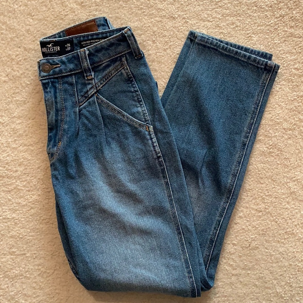 Hollister Ultra High-Rise Mom Jeans